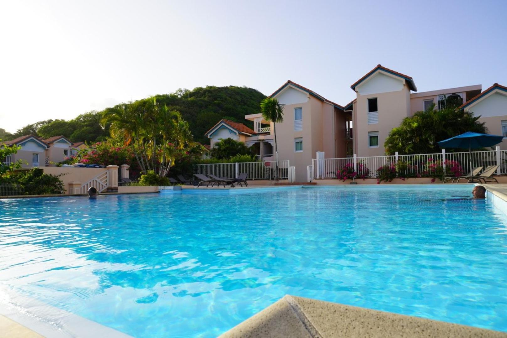 T2 Spacieux, Confort, Piscine & Plage A Sainte-Anne Exterior photo