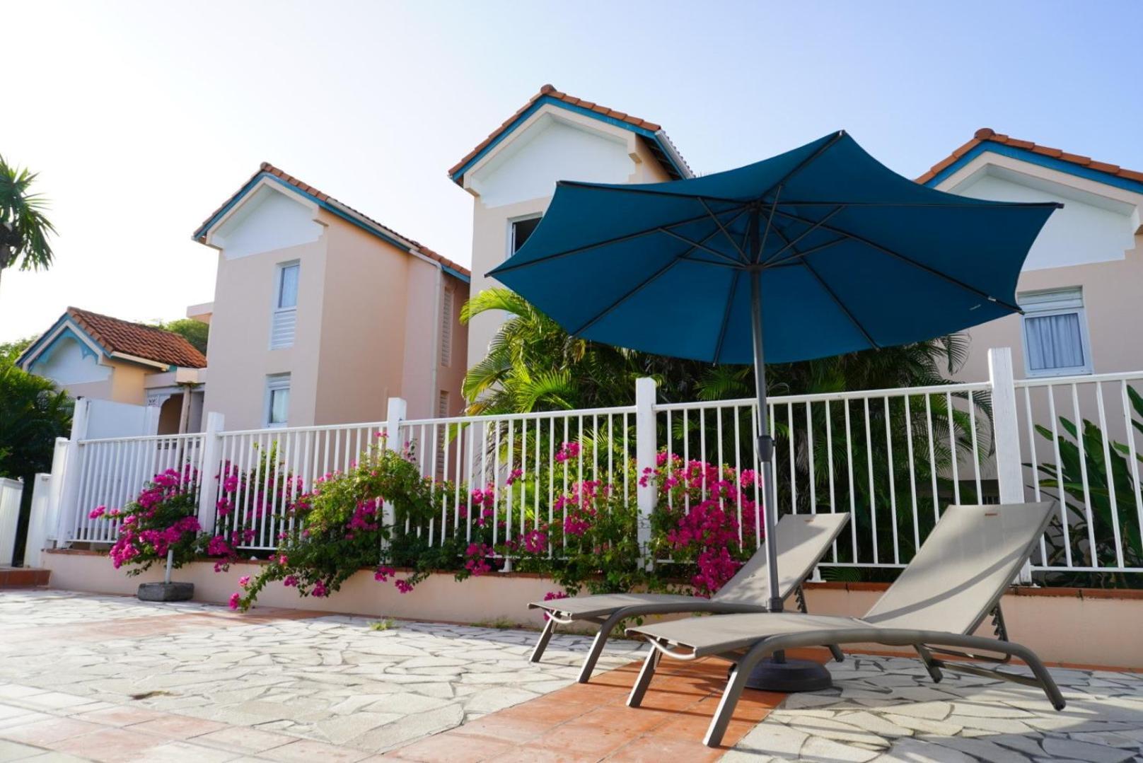 T2 Spacieux, Confort, Piscine & Plage A Sainte-Anne Exterior photo